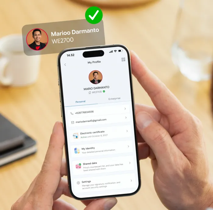 Pengguna menunjukkan profil Privy terverifikasi di ponsel